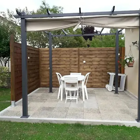 Confortable A Dange-saint-romain Avec Terrasse *